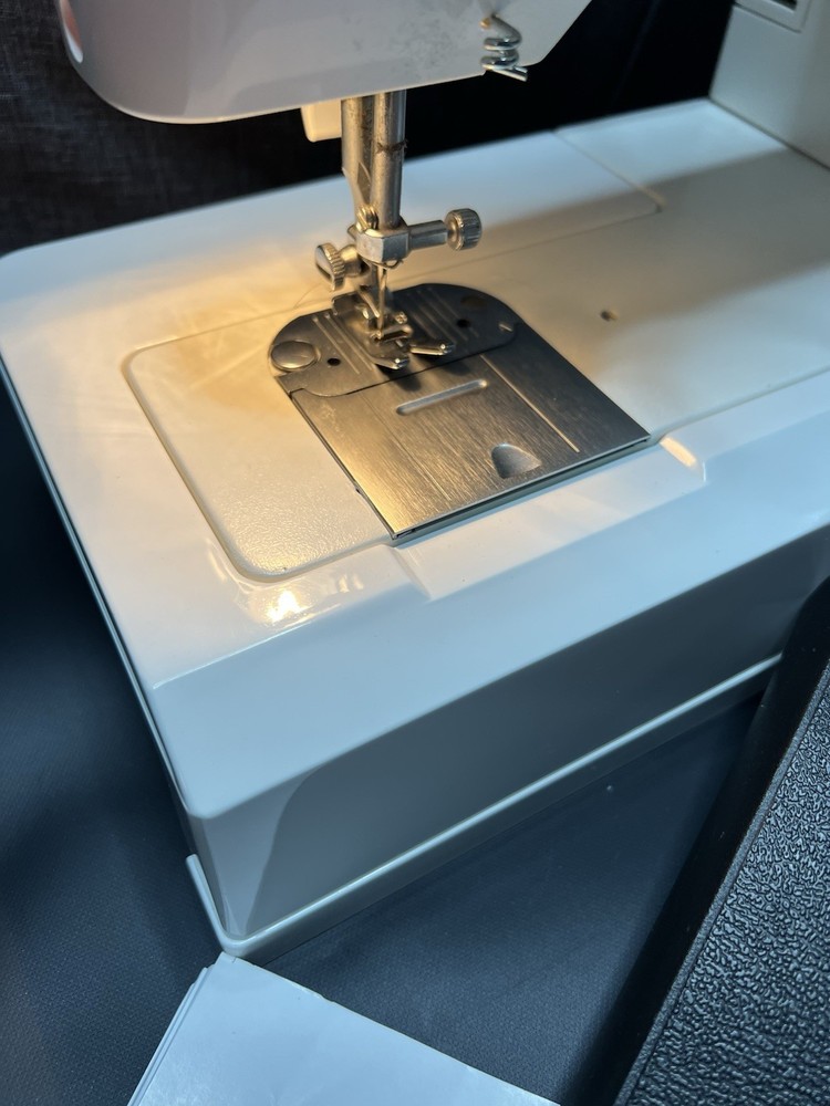 Singer Zig-Zag Sewing Machine Model 2517C With Pedal