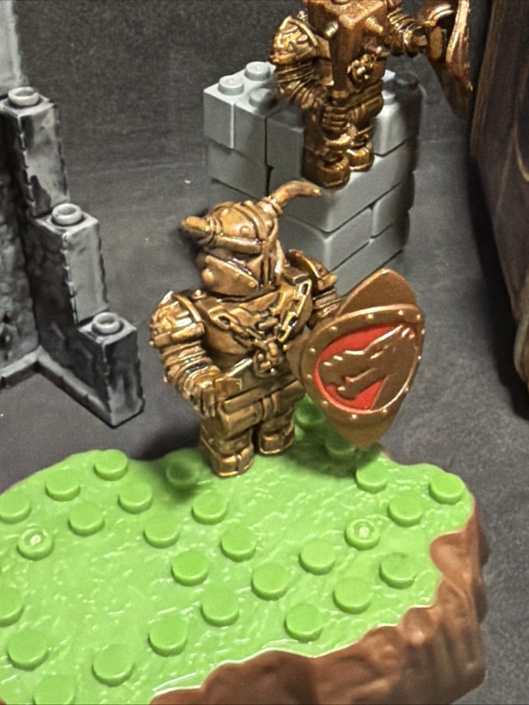 Mega Bloks Dragons War Chest Tin with 3 Figures