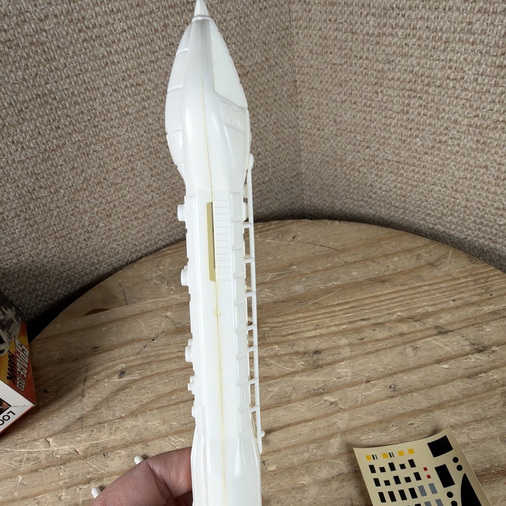 MPC Space: 1999 Hawk 10" Model Kit 1-1904