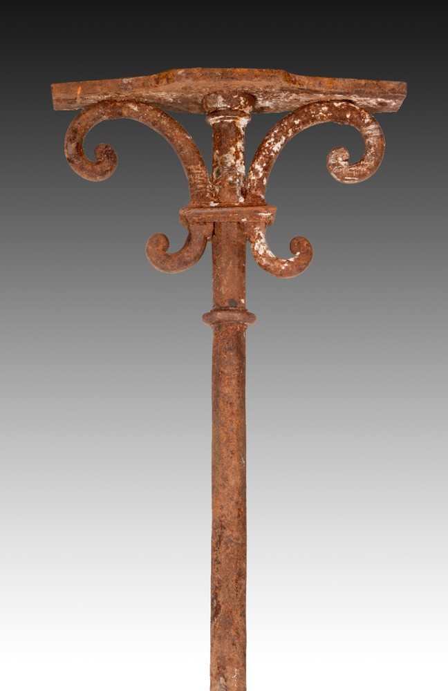 Four columns. Iron. 17th century