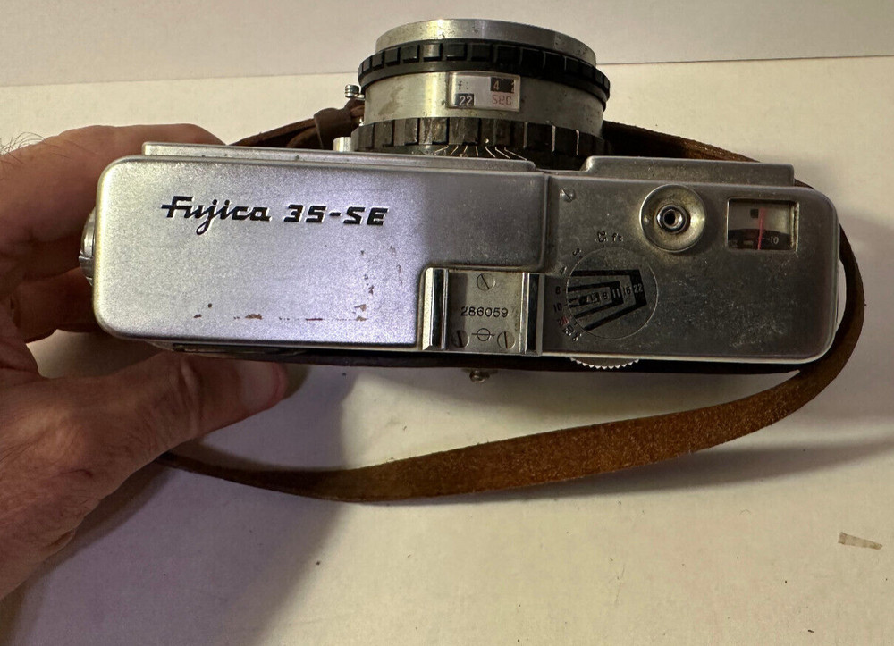 Fujika 35mm camera. 35-SE Untested. As Is