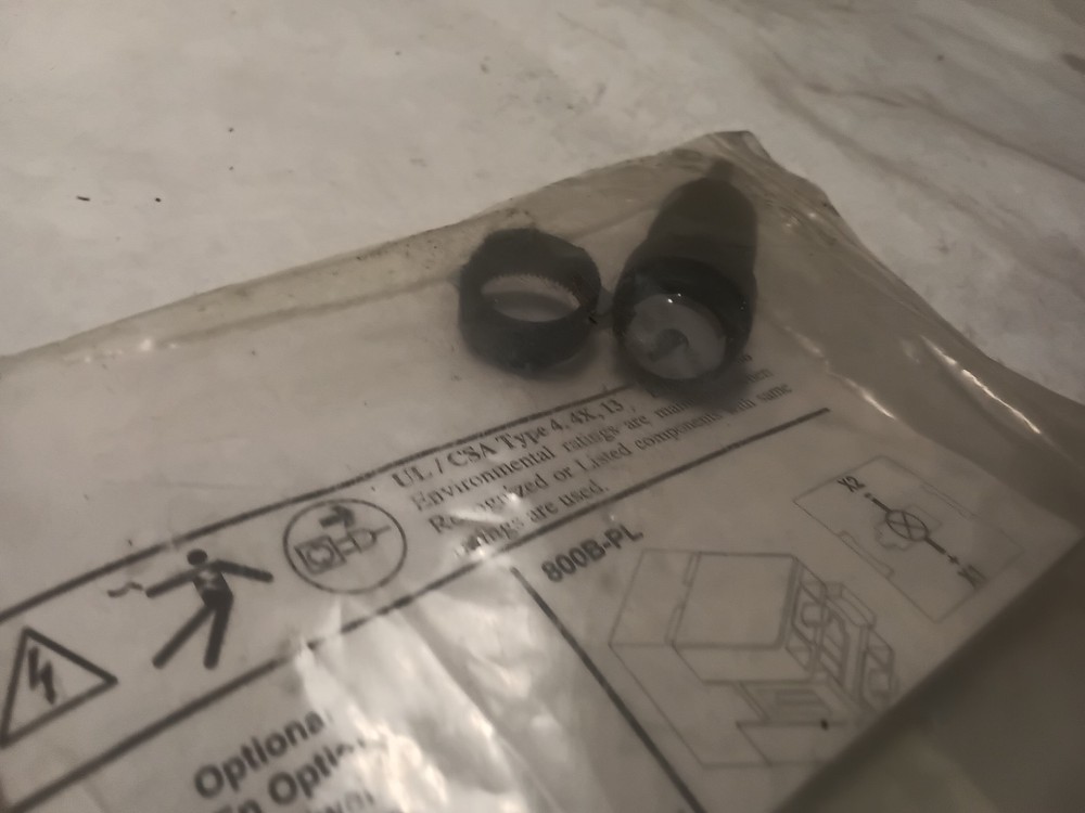 ALLEN BRADLEY 800B-KM2A KEY SELECTOR SWITCH OPERATOR 2 POS SER A (O7C)