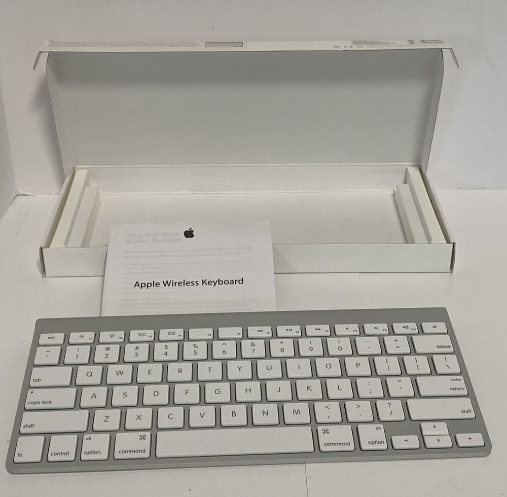 Apple Wireless Bluetooth Magic Keyboard Model No. A1314 - Tested, Working Silver