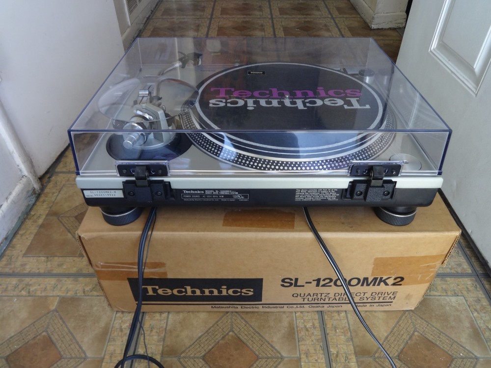 TECHNICS SL-1200MK2 PROFESSIONAL DIRECT DRIVE TURNTABLE