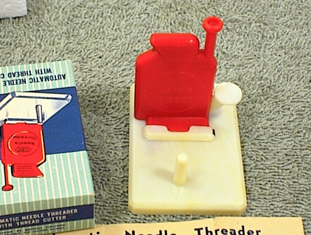 VINTAGE AUTOMATIC NEEDLE THREADER WITH CUTTER IN ORIGINAL BOX CPC