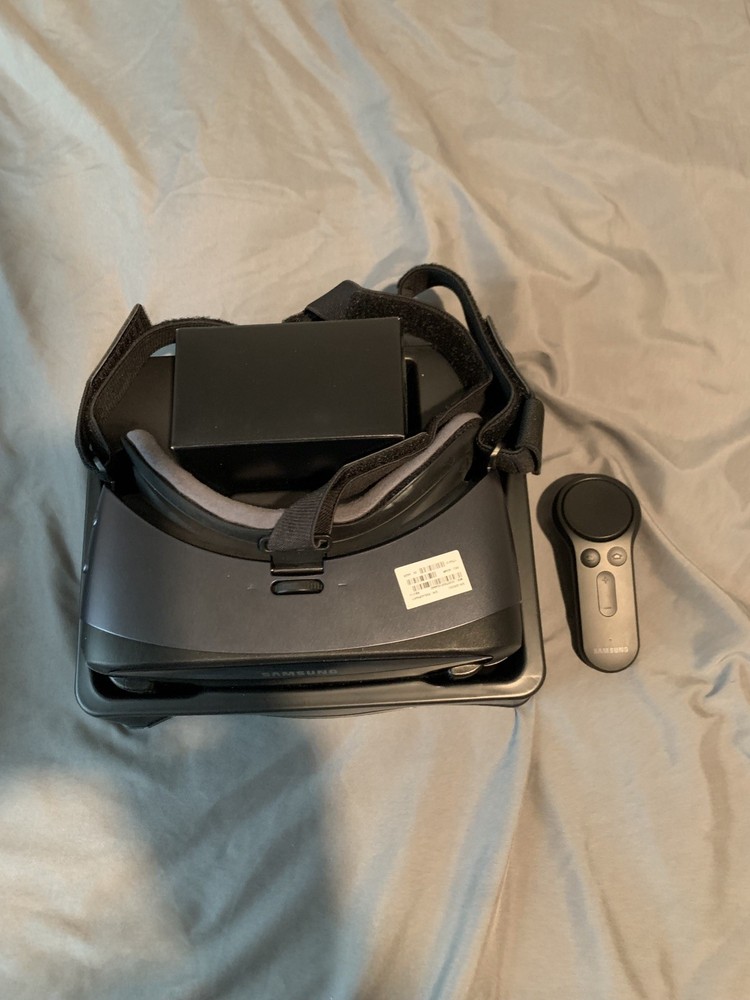 Samsung Gear VR with controller