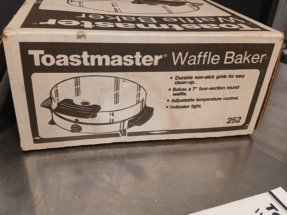 Vintage Toastmaster Waffle Iron Maker Baker Non Stick Chrome 252A Round TESTED