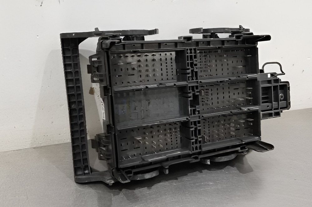 2014-2017 Chevy Silverado 1500 Engine Fuse Box Assembly OEM