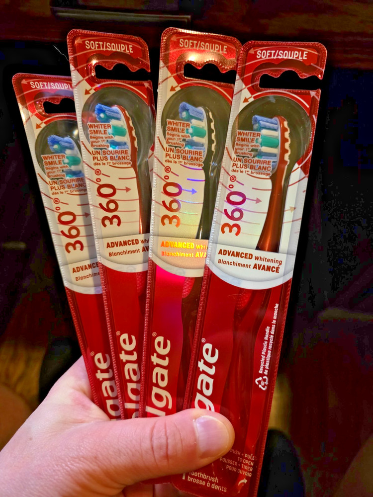 4 Colgate 360 Optic White Toothbrush, Soft