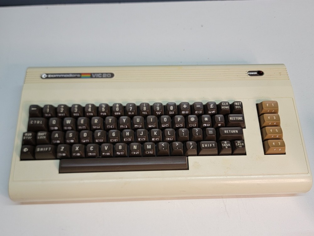 COMMODORE VIC 20 COMPUTER W/POWER SUPPLY & ORIGINAL BOX
