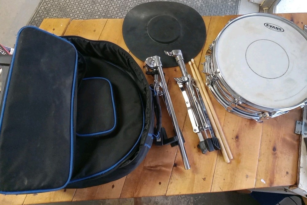 Ludwig Drum with evans genera g1 Coatedstand Case Kit Tested Used