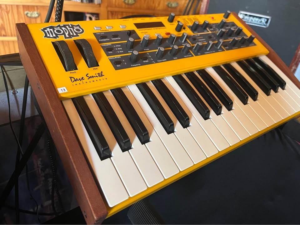 Dave Smith Instruments Sequential MOPHO ANALOG synth 4 lfos 3 egs mod matrix
