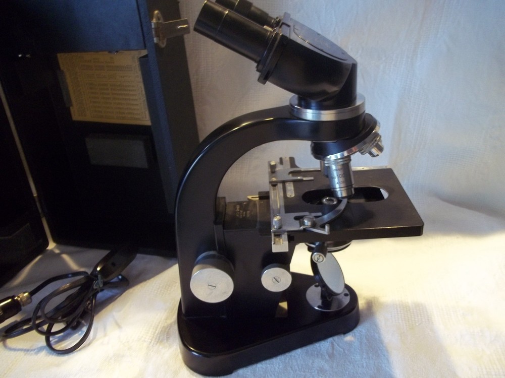 ERNST LEITZ WETZLAR Binocular Microscope W/ 4 Objectives / Case /Light 583144