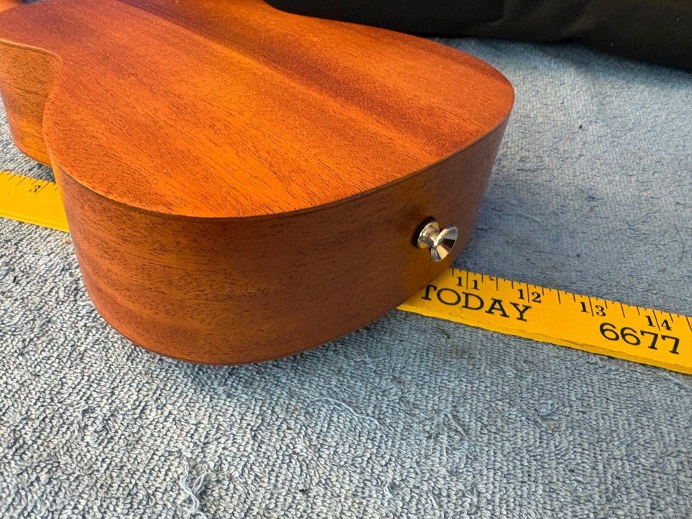 Kmise KMU21S 21in Ukulele w/ Case