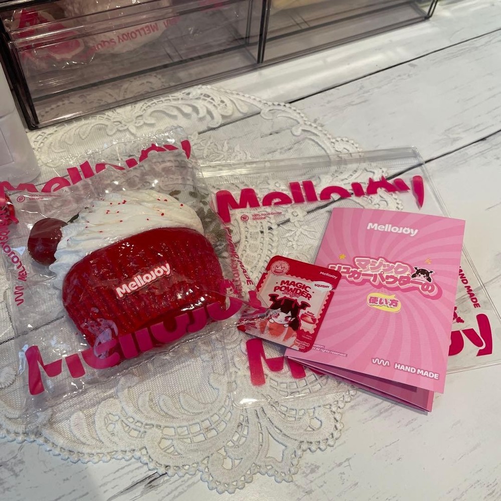 Mellojoy Squeeze Cupcake or Red Velvet Rain