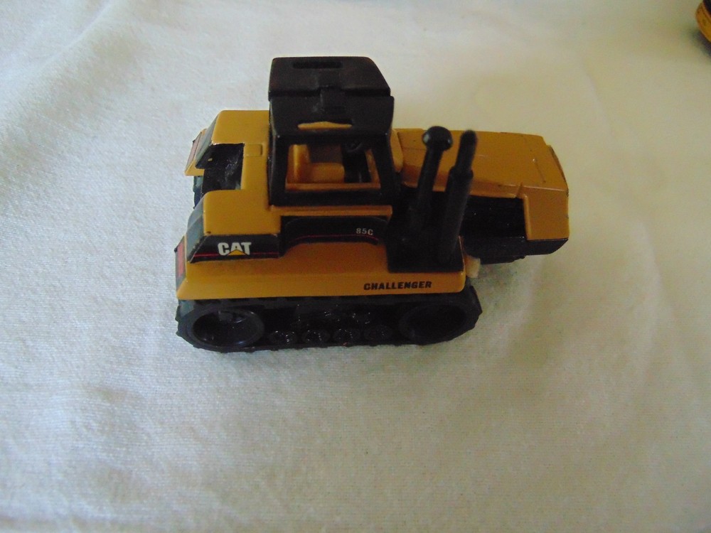 4 CONSTRUCTION VEHICLES CAT - MIGHTY MIGHT - 2 MAISTO