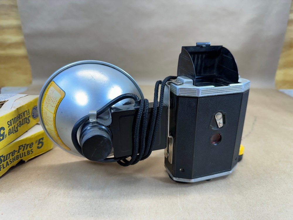 Vintage Kodak Brownie Reflex 20 Camera With Flash & Bulbs untested
