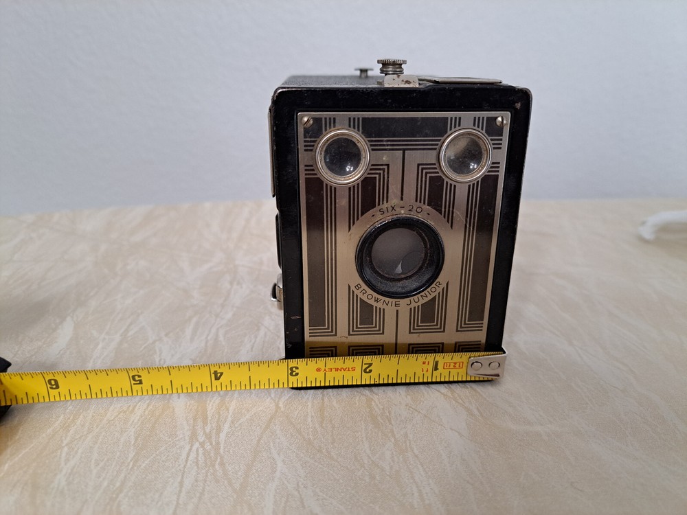 Kodak Six-20 Brownie Junior Box Camera- unable to get open.