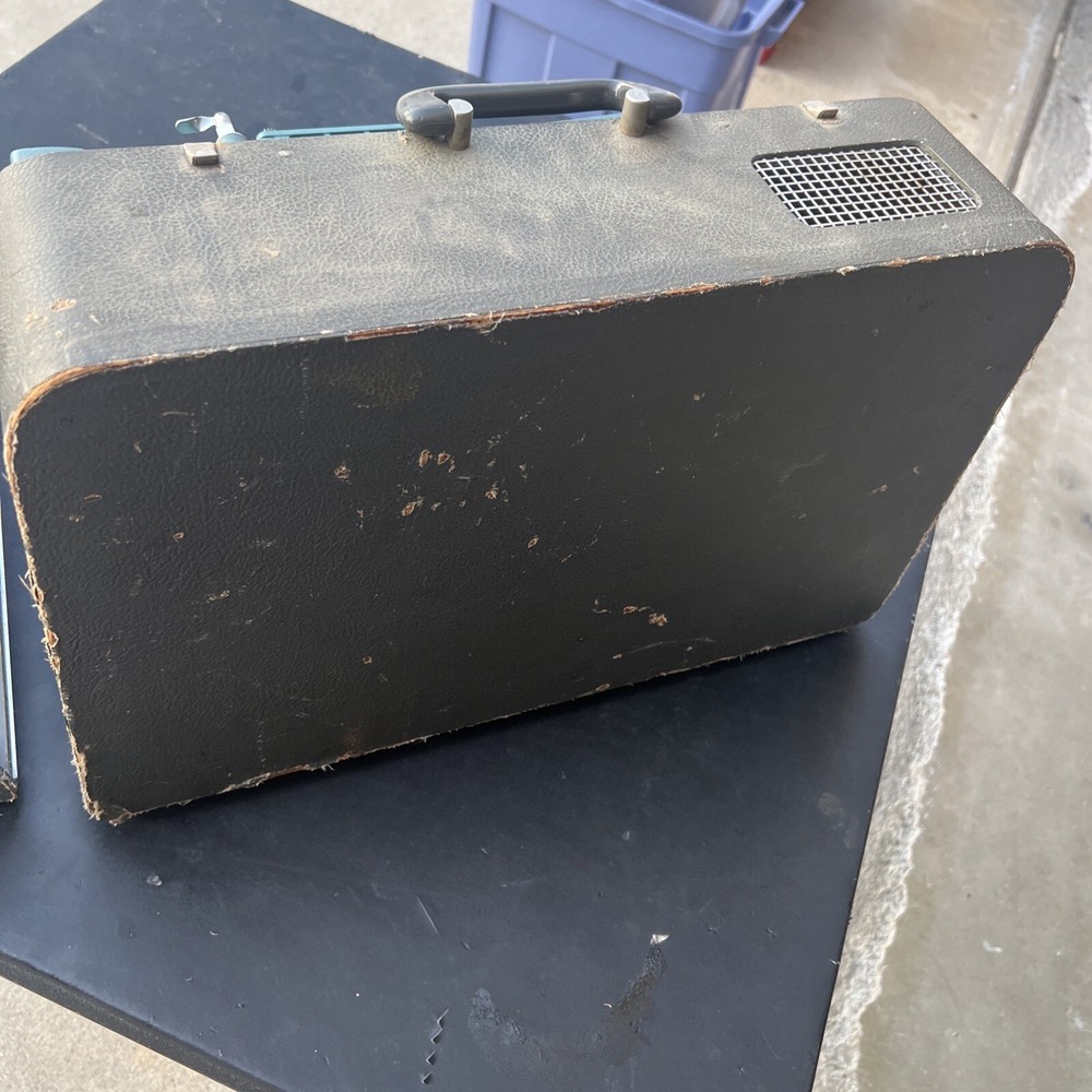 GRAFLEX Galaxy Deluxe 16MM ? SOUND PROJECTOR - Powers On And Runs -