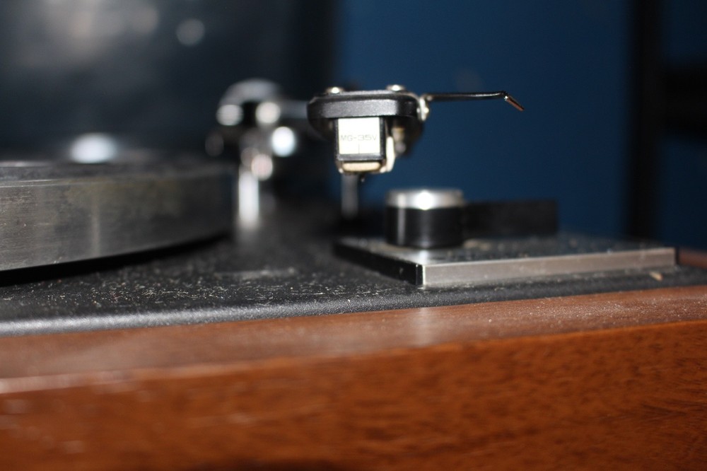 Sanyo TP-1800 Turntable - Missing 1 hinge