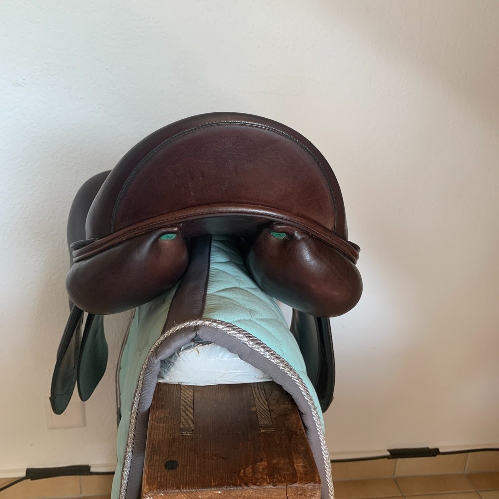 Immaculate 17" Amerigo Dressage Saddle