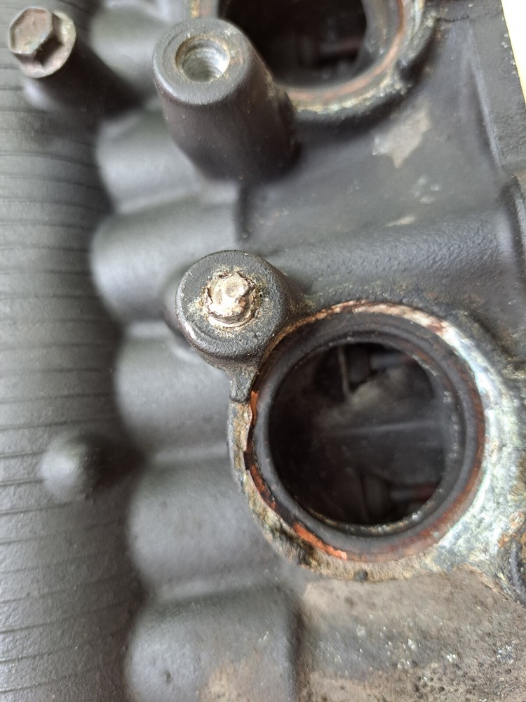 Suzuki gsr750 cylinder head
