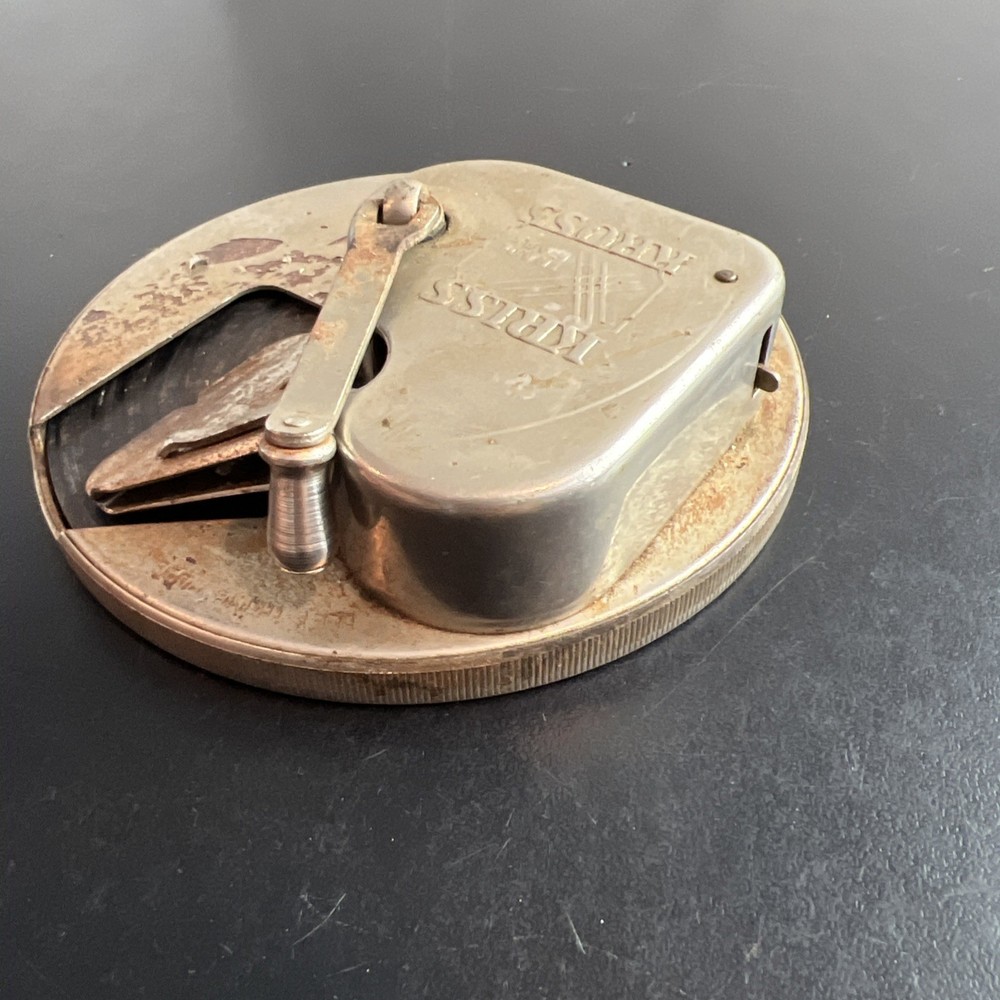 Vintage Kriss Kross Razor Blade Sharpener Works