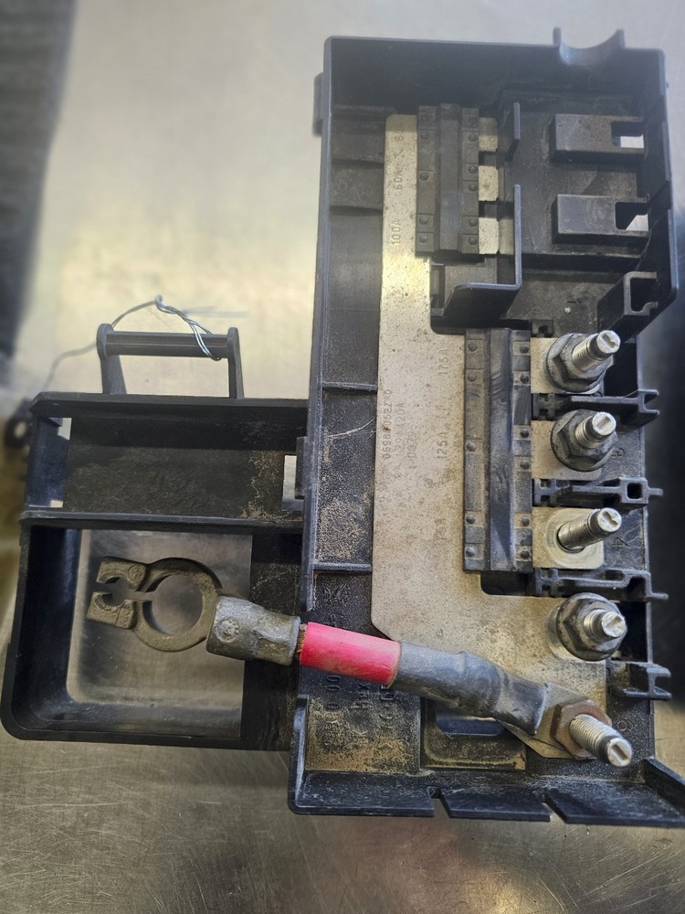 2014 GMC Sierra 1500 5.3 Battery Distribution Box