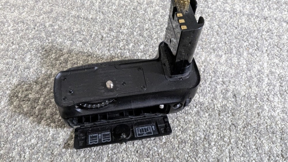 Nikon MB-D200 Battery Grip for D200 READ