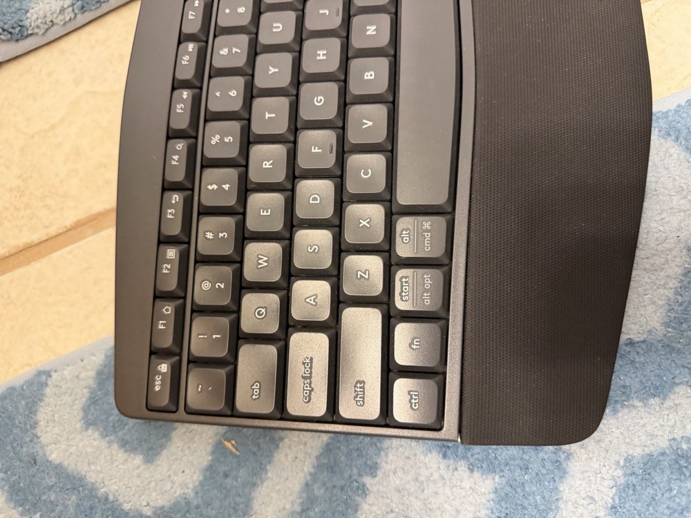 Logitech K850 Wireless/unify Bluetooth Keyboard With M705 Unifying Mouse