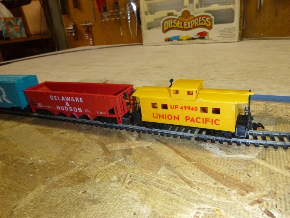 Reconditioned Bachmann HO scale Diesel Express complete train set for sale 3