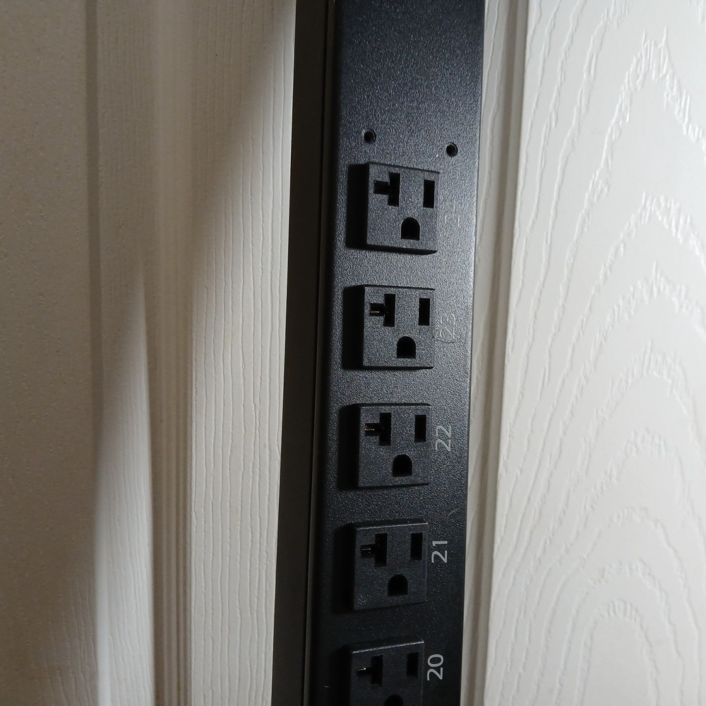 APC AP7530 Basic Rack-Mount PDU - Power Distribution Strip.