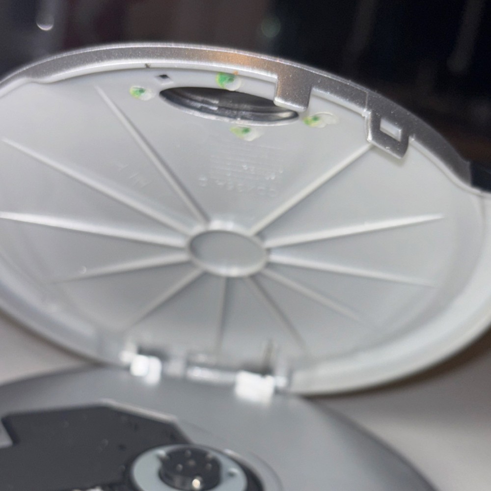 Durabrand CD-566 Programmable CD Player Silver/Black LCD Display Repeat