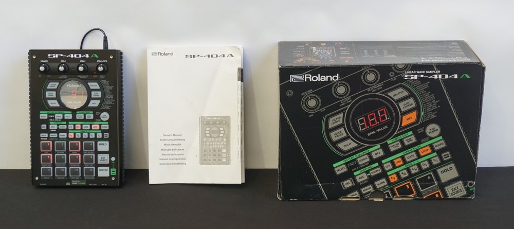 Roland SP-404A Linear Wave Sampler Black Production Sampler / Drum Machine