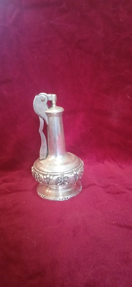1940s Art Deco Style Vintage Ronson Tabletop lighter.  Silver plate