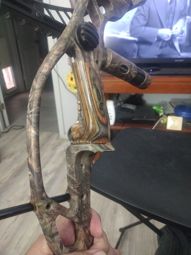 REFLEX RIDGELINE Compound Bow With Arrow Holder And Stabilizer