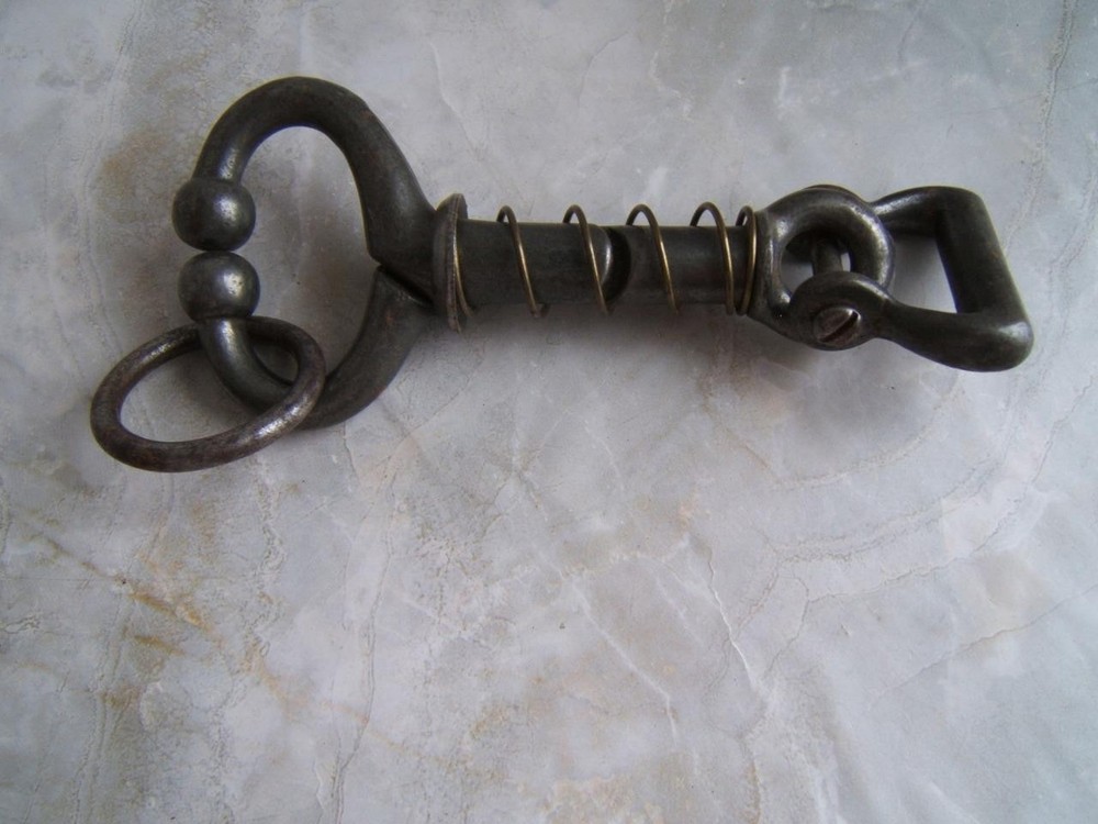 ANTIQUE SPRING-LOADED CAST-IRON BULL LEADING TOOL