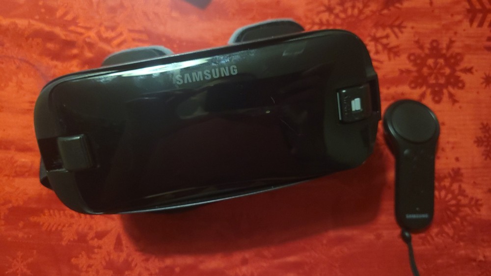 Samsung Gear VR Smartphone VR Headset Black Plastic Model with Controller