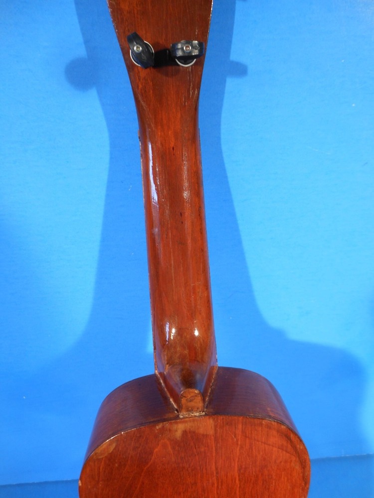 THE HAWAIIAN UKULELE SOPRANO NICE CONDITION!