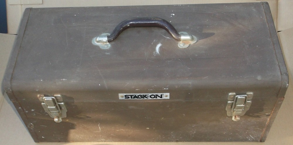 VINTAGE STACK ON METAL TOOLBOX 20" x 9” x 8 1/2” TOOL BOX RUSTY BOX MAN CAVE