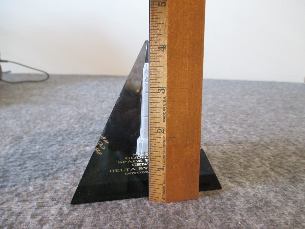 NASA GODDARD SPACE FLIGHT DELTA ROCKET SYMPOSIUM 1971 LUCITE DESKTOP MODEL -RARE