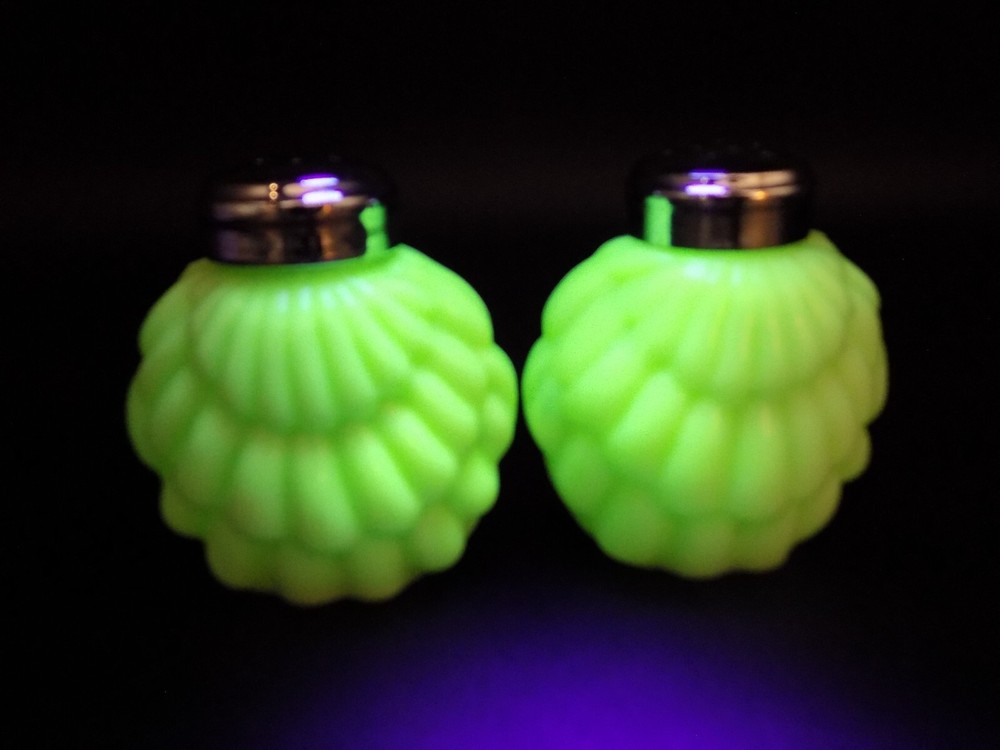 EAPG CONSOLIDATED Green Overlapping SHELL Pattern Salt & Pepper Shakers