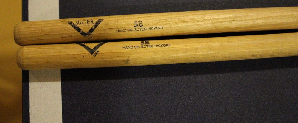 Drum throne with drum sticks