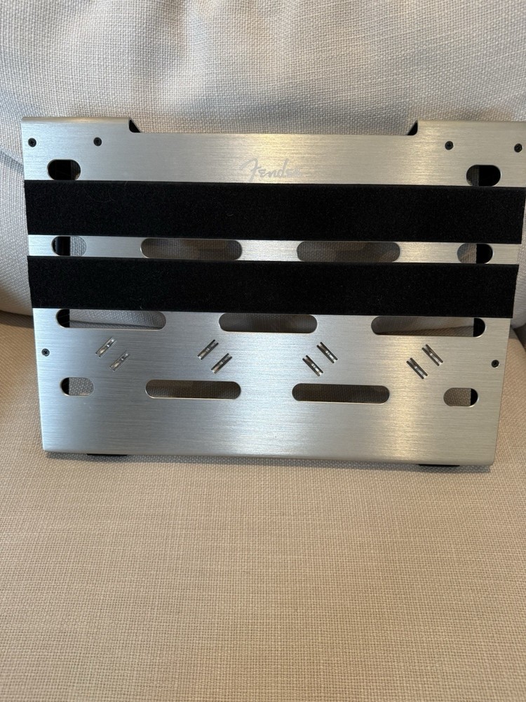 Fender Pedal Board Medium With Case Excellent Condition