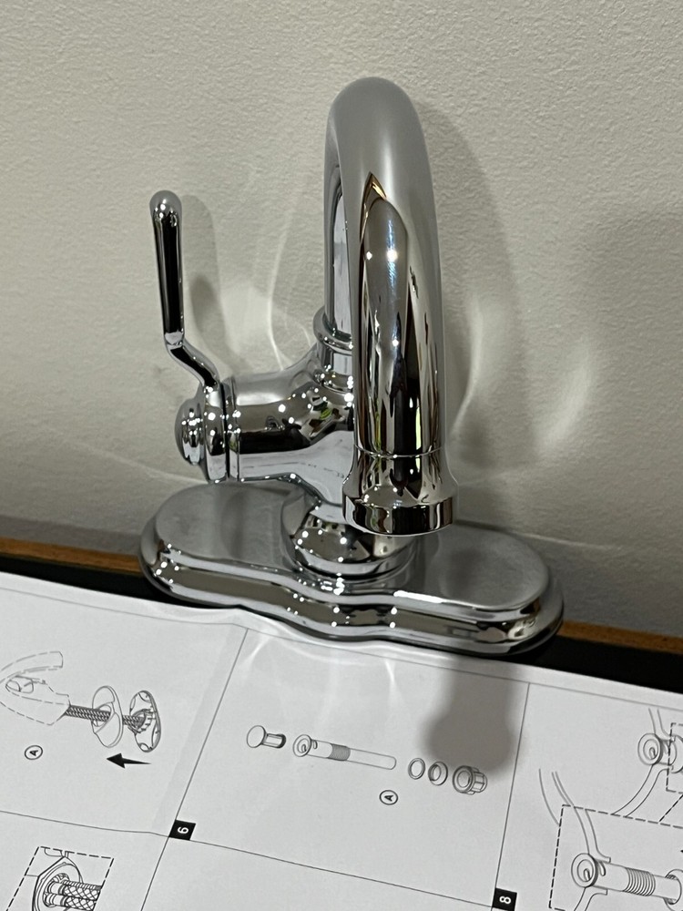 Single Handle Bathroom Faucet in Chrome Finish