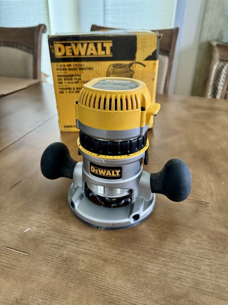 DeWalt DW616 1-3/4 HP Router – Powers On – See Notes