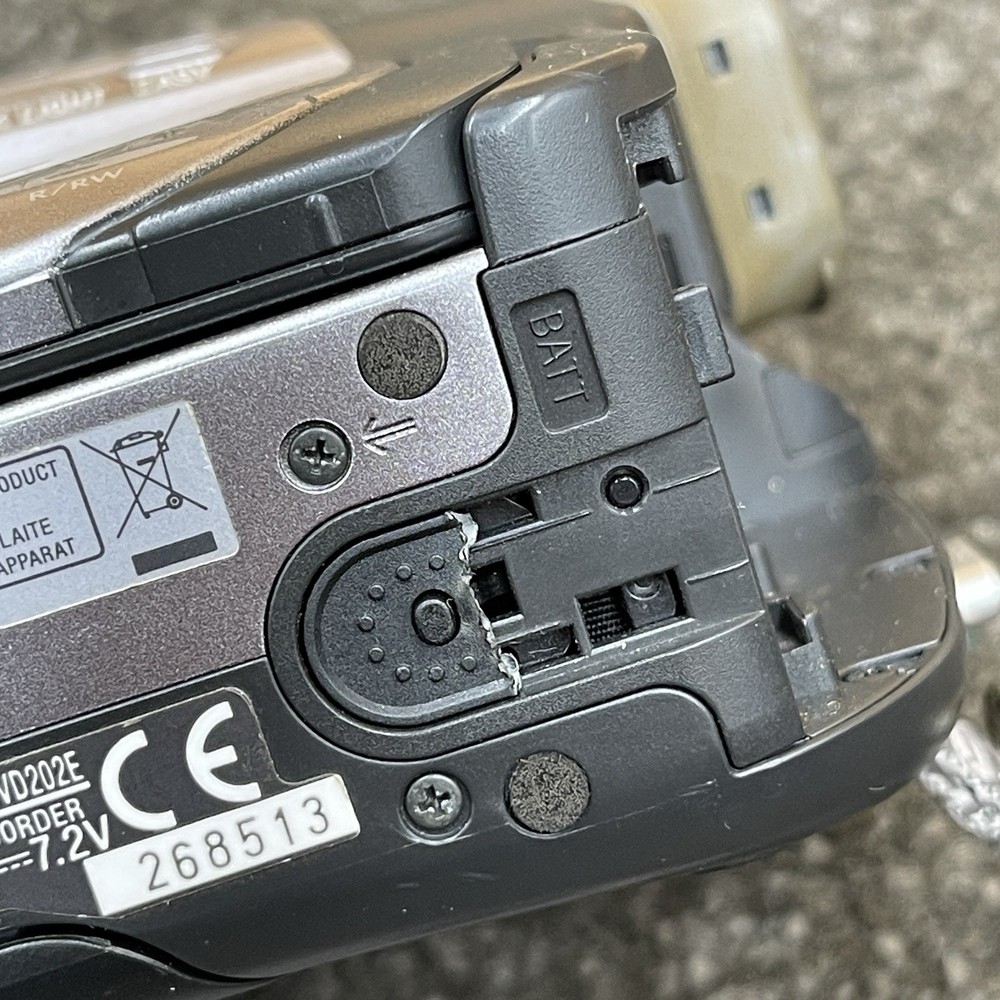 Sony Handycam DCR-DVD202E Handheld DVD Camcorder Silver Tested & Working
