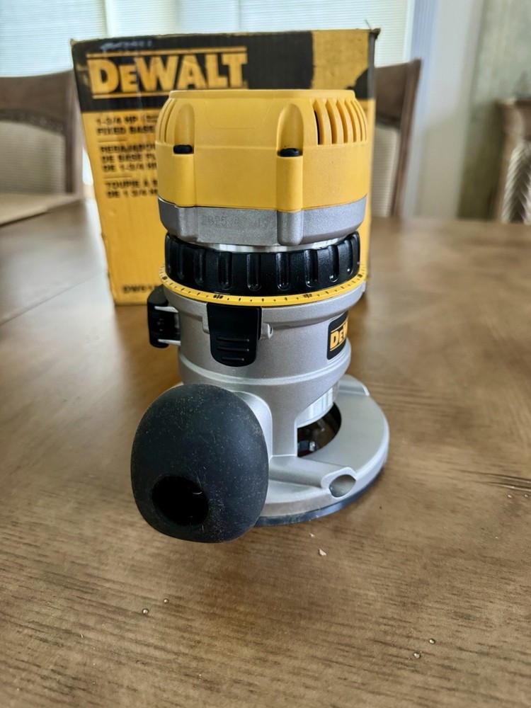 DeWalt DW616 1-3/4 HP Router – Powers On – See Notes