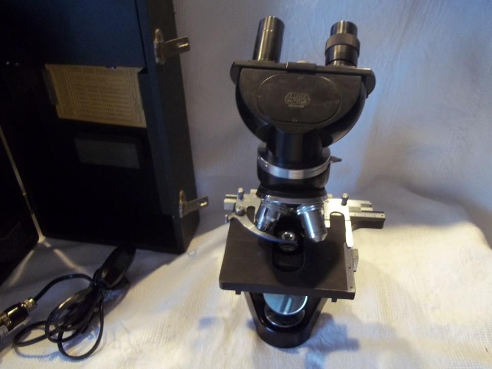 ERNST LEITZ WETZLAR Binocular Microscope W/ 4 Objectives / Case /Light 583144