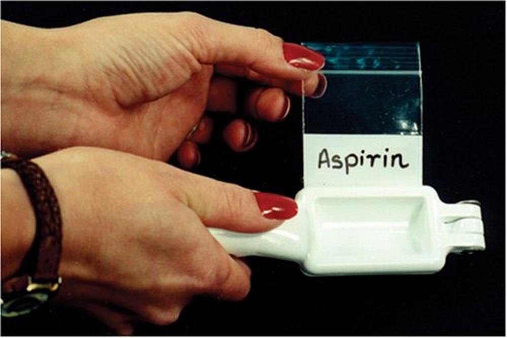 Hand Held Pill Crusher That Easily Reduces Pills to Powder